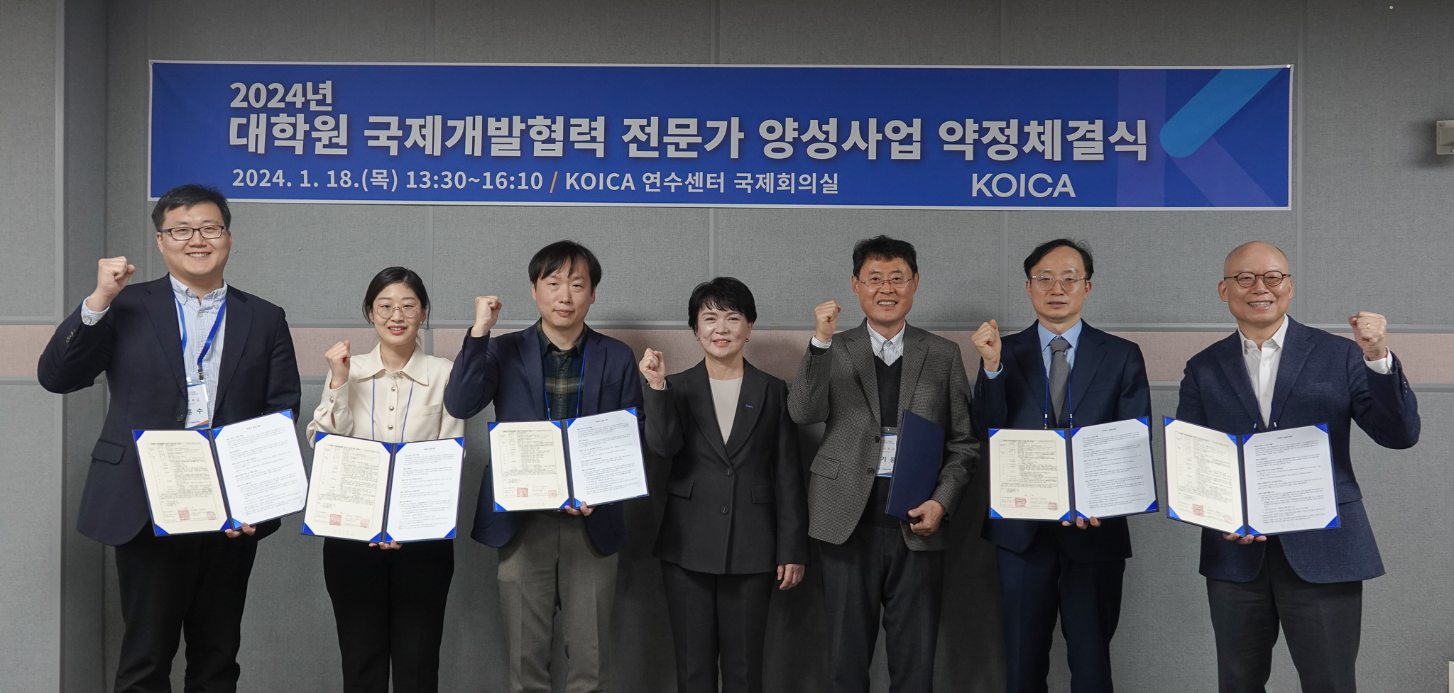 사진설명) 오른쪽 첫 번째 황태윤 원장