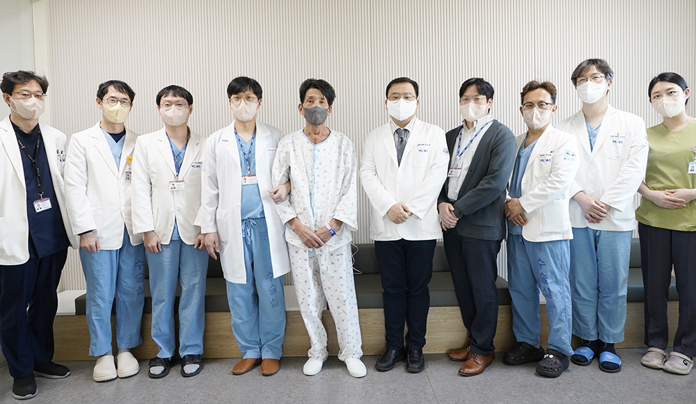 심장이식 수술 관련 교수진과 환자 그리고 장기이식코디네이터(오른쪽에서 첫 번째) 사진