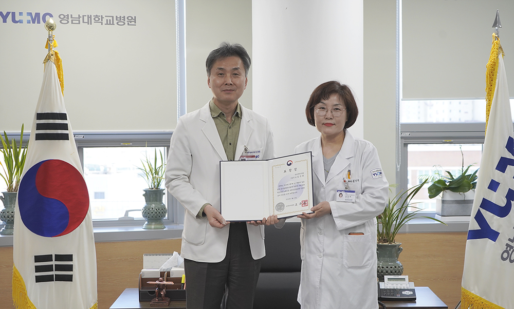 (사진설명) 왼쪽 신경철 병원장, 오른쪽 김진희 의료정보팀장