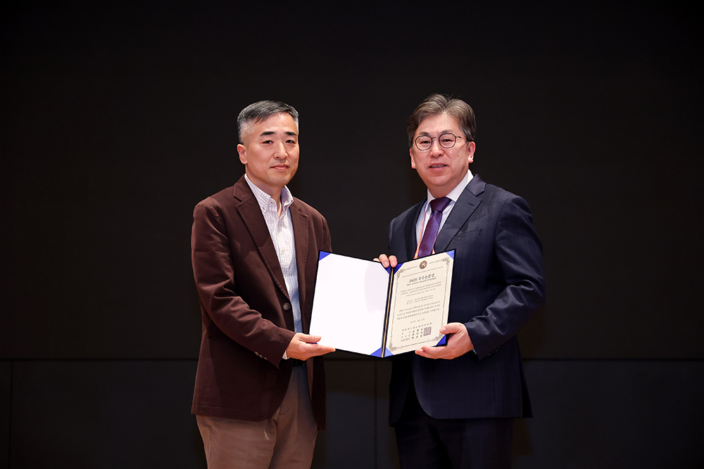 시상식 현장에서 배정민 교수(왼쪽)