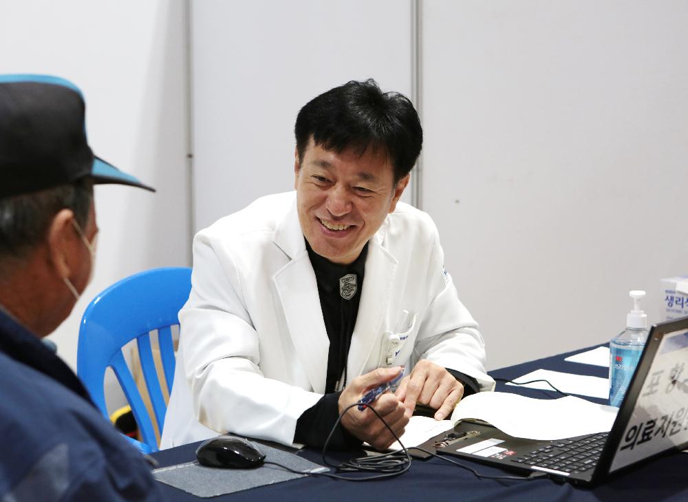 정형외과 부스를 방문한 지역민과 박삼국 영남대병원 부원장(정형외과)