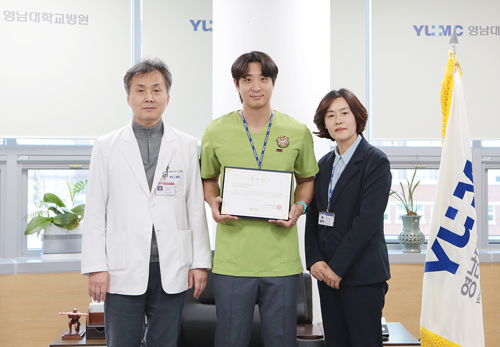 (왼쪽) 신경철 병원장, (중앙) 수상자 대표 마취통증의학과 정승태 담당, (오른쪽) 의료질관리팀 이은숙 팀장