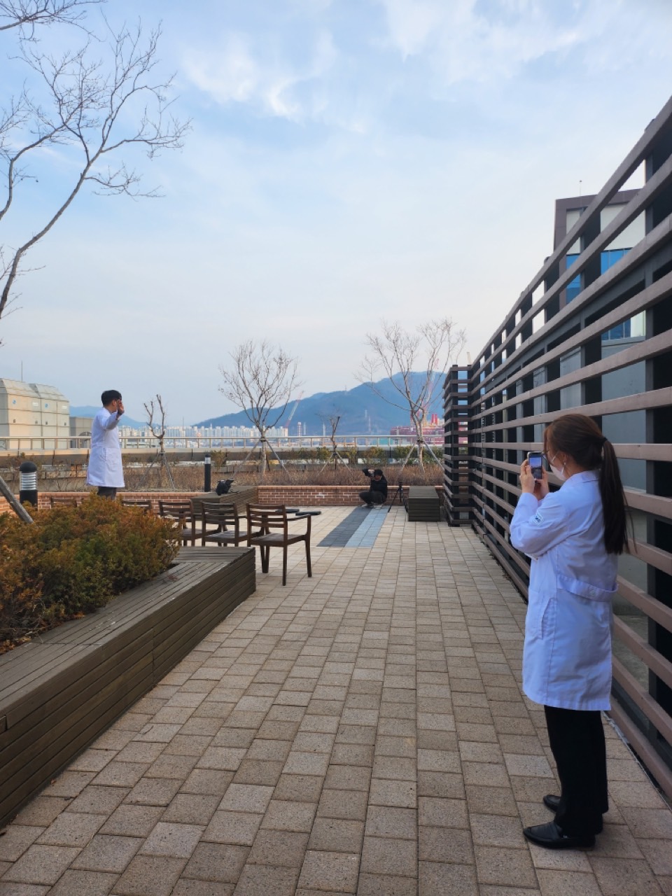 사진을 찍는 사람을 찍는 사진