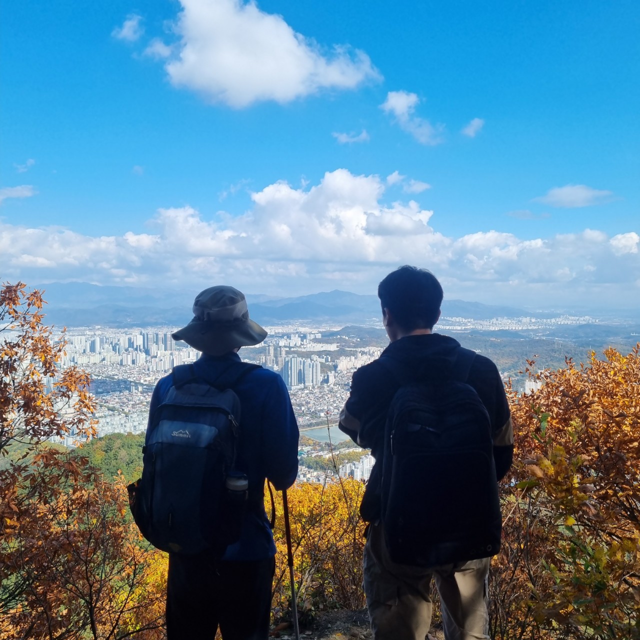 하늘과 땅, 교수님과 1년 차 선생님 산성산 중턱에서 수성못을 바라보며…